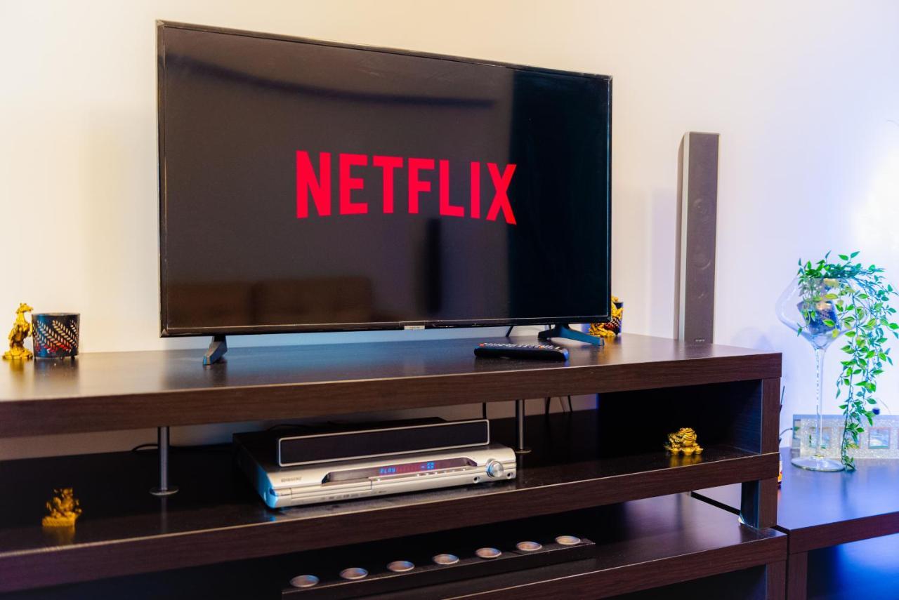 Comfy Apartment With Private Parking And Netflix Bukarest Exterior foto