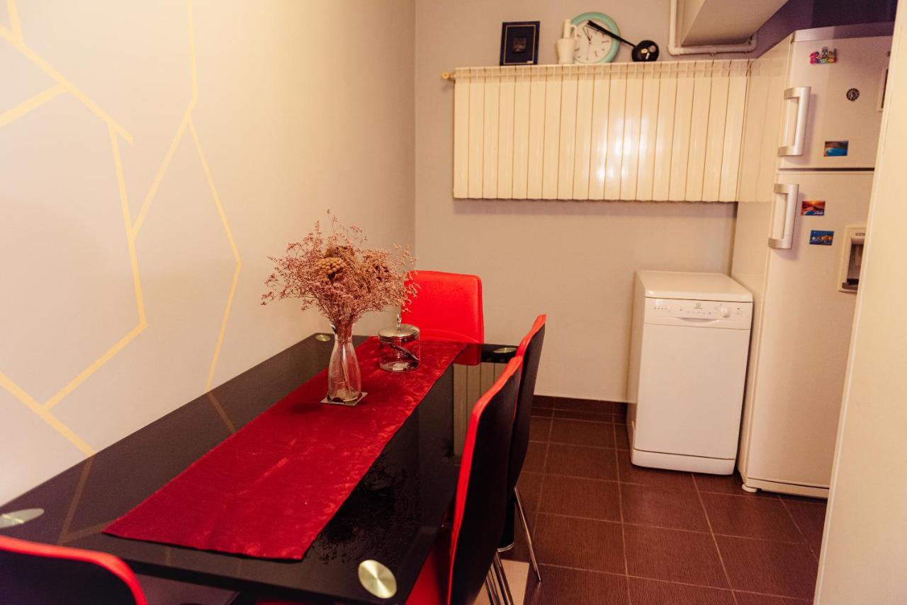 Comfy Apartment With Private Parking And Netflix Bukarest Exterior foto